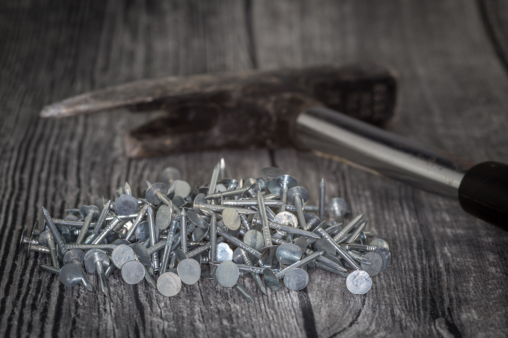 Nägel und Hammer auf Holz